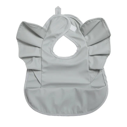 Babete Impermeável com Folhos – Elegância e Proteção à Hora da Papa