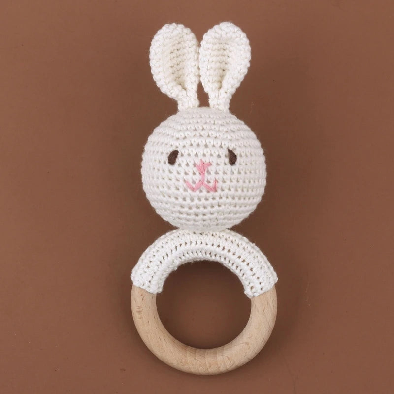 Chocalho de Coelho em Croché com Pega de Madeira – Estímulo Natural para Bebés