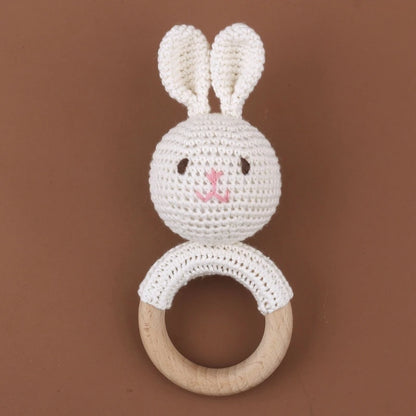 Chocalho de Coelho em Croché com Pega de Madeira – Estímulo Natural para Bebés